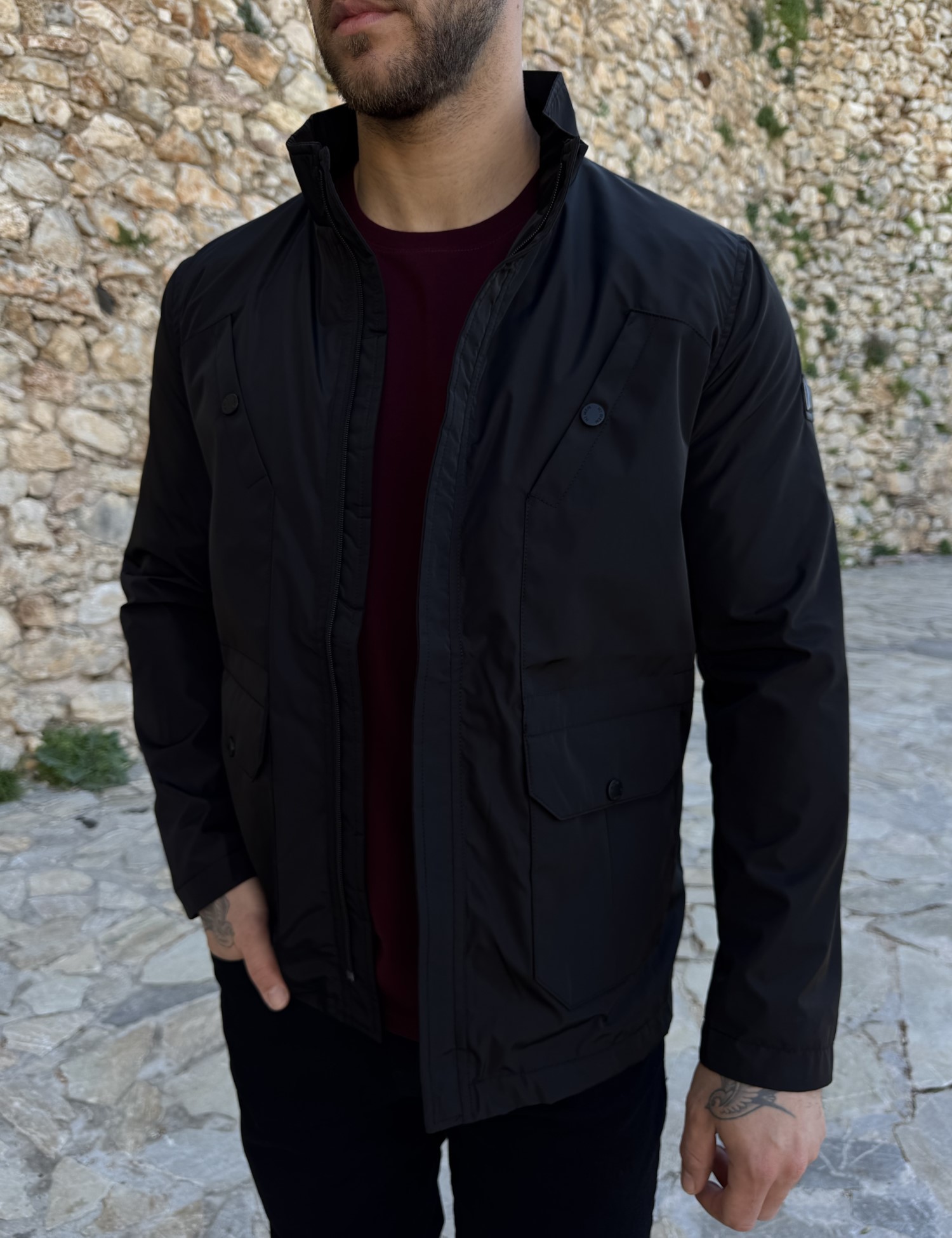 Ανδρικό μαύρο ελαφρύ μπουφάν με γιακά και ίσιο τελειώμα HM264085M φωτογραφία